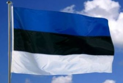 Finnische Flagge vor blauem Himmel mit Wolken