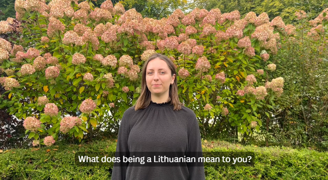 Frau vor blühenden Hortensien mit Text: „What does being a Lithuanian mean to you?“